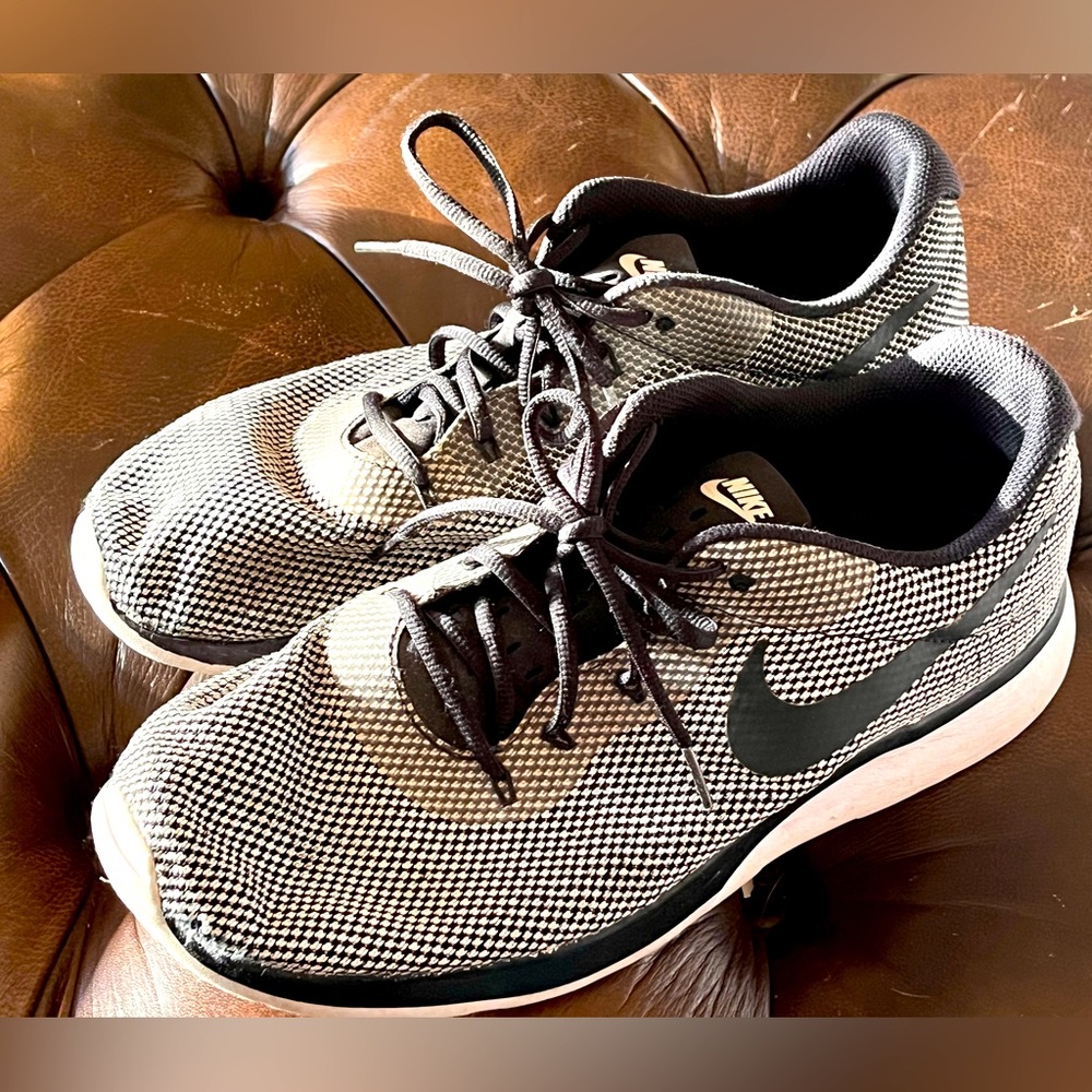 Nike sneakers 13 low profile! Black and white #sale lowest price - Picture 1 of 4